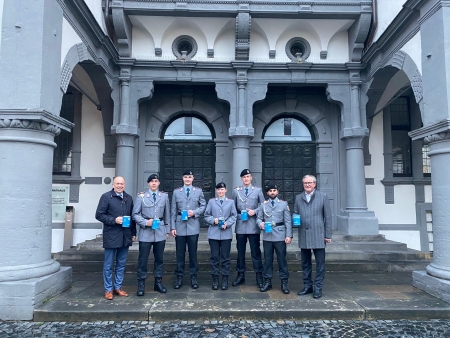 Spenden für die Arbeit des Volksbundes Landrat und Bürgermeister sammeln gemeinsam für Friedens- und Erinnerungsarbeit